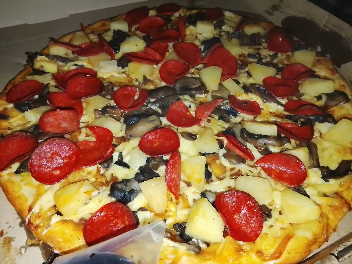 Promociones de pizzas y pan de ajo, Pizzería Salmos 91