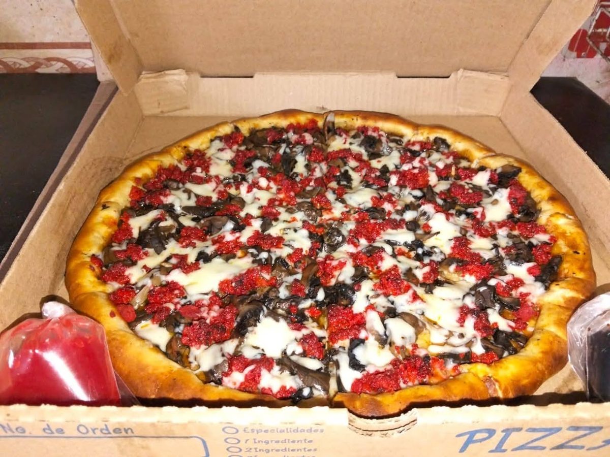 Promociones de pizzas y pan de ajo, Pizzería Salmos 91