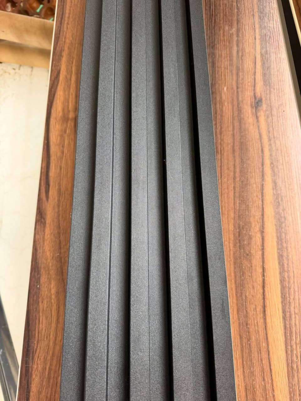 Piezas exclusivas de mármol y acabados en nogal y negro en stock limitado