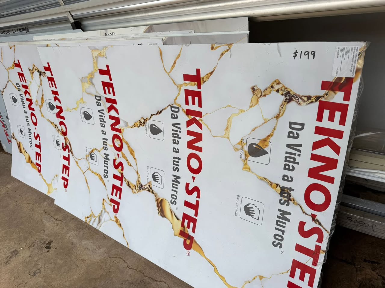Piezas exclusivas de mármol y acabados en nogal y negro en stock limitado