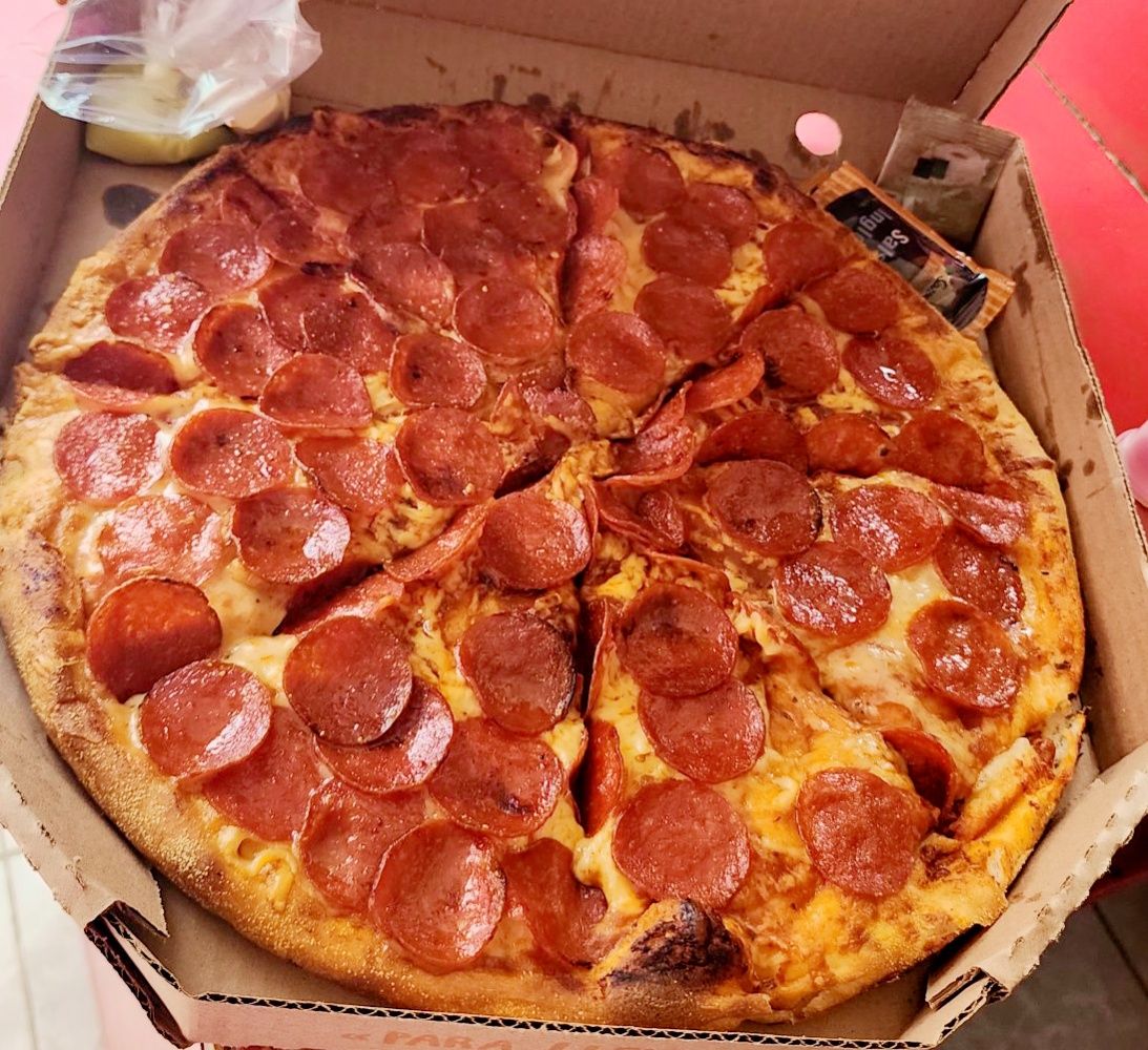 Pizza jugosa y sabrosa con doble peperoni, la opción más antojable para tu antojo