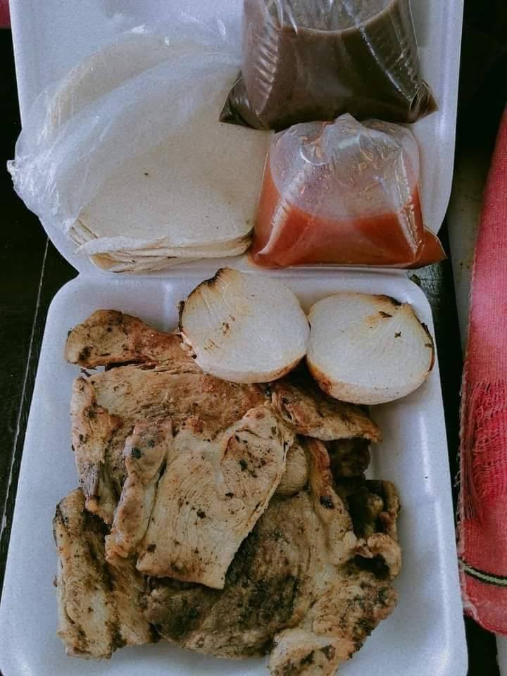 Pollo Asado Familiar al Carbón: Menú Completo para Reuniones en Yucatán