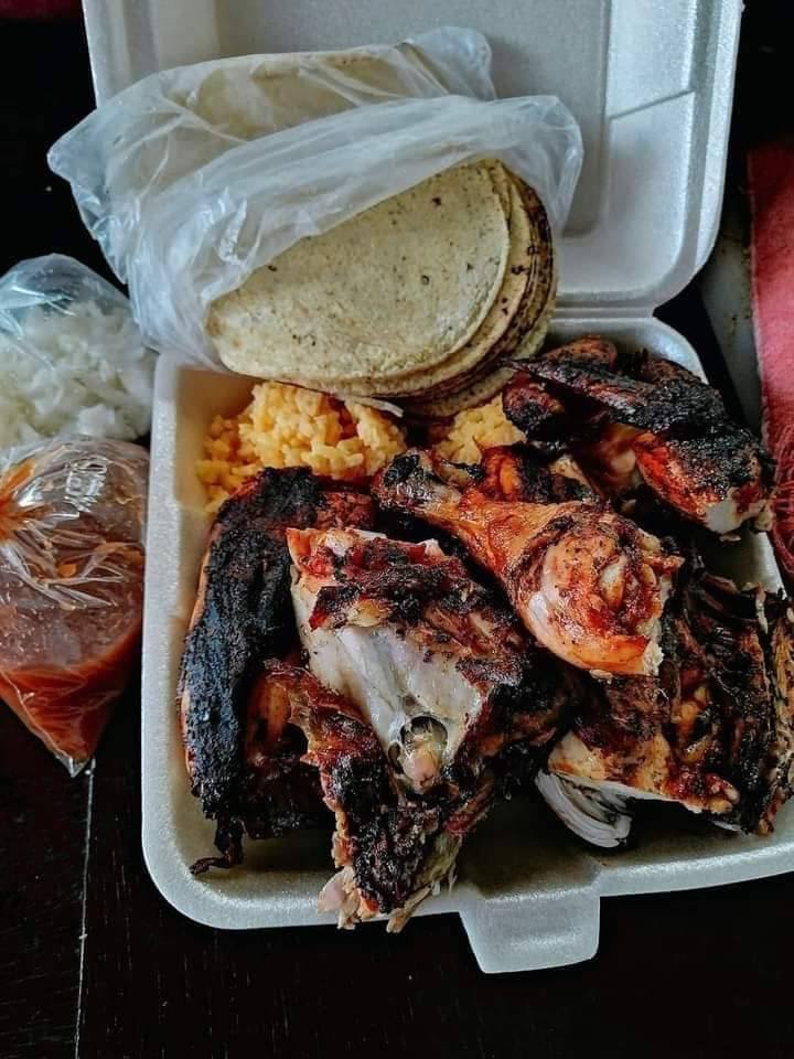 Pollo Asado Familiar al Carbón: Menú Completo para Reuniones en Yucatán
