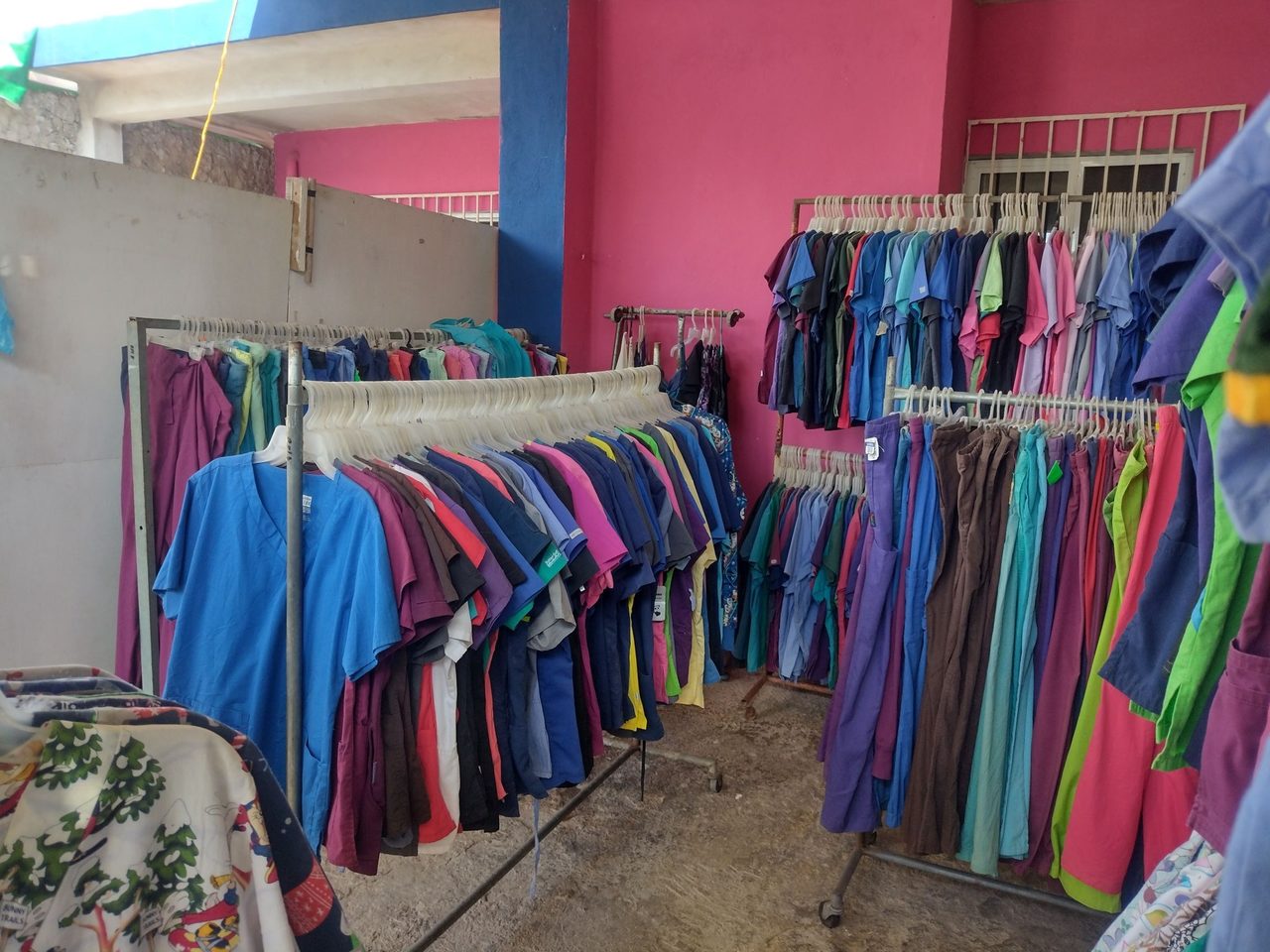 Remates de Uniformes y Ropa Casual — Vergel