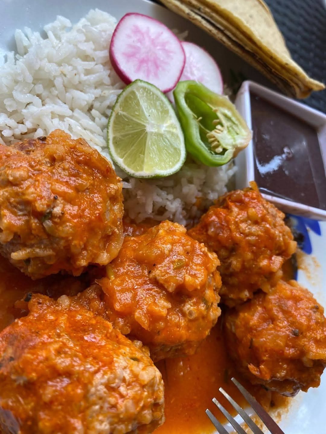 Ricas albondigas enchipotladas con frijol y arroz disponibles para servicio a domicilio