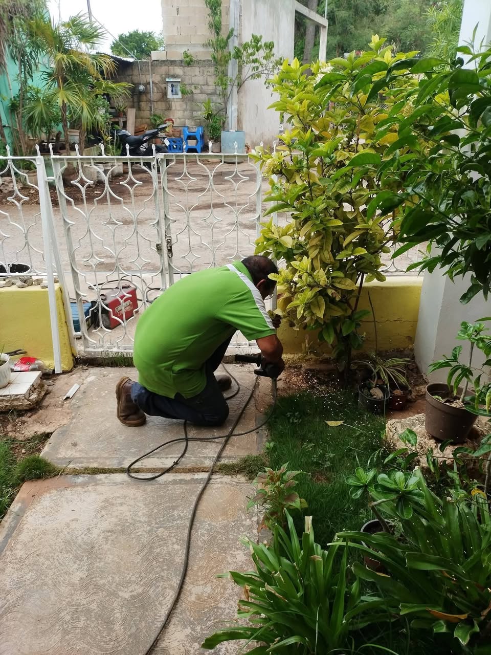 Servicio de reparación de herrería a puerta peatonal con 23 años de experiencia