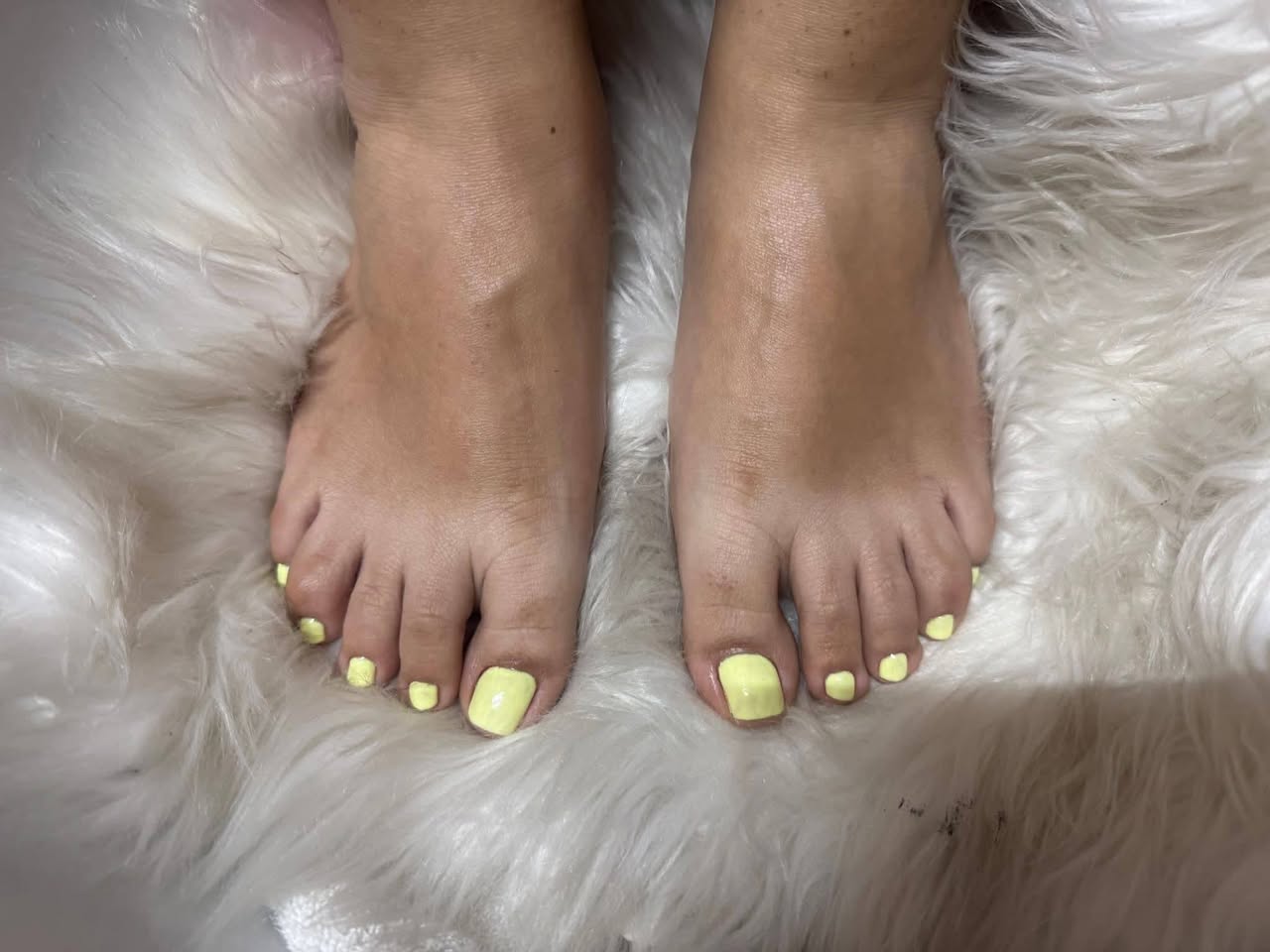 Servicios de uñas acrílicas y pedicuras con promociones para graduación