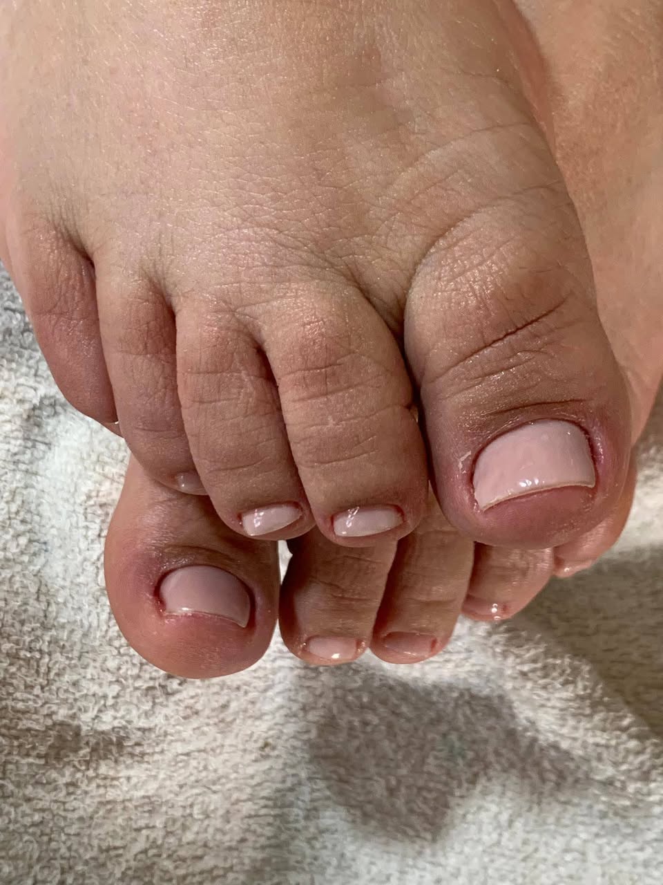 Servicios de uñas acrílicas y pedicuras con promociones para graduación