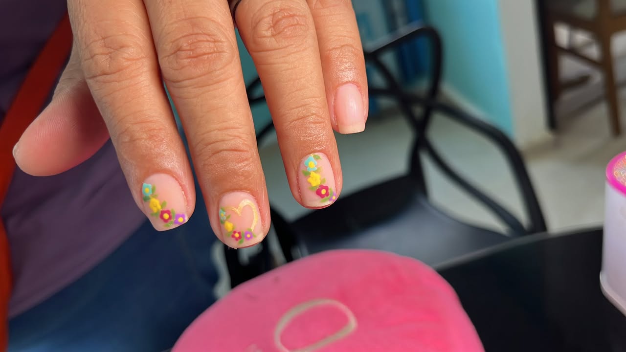 Servicios de Uñas y Pestañas Elideli