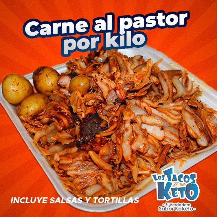 Plato de comida con carne al pastor y papas, acompañado de salsas y tortillas