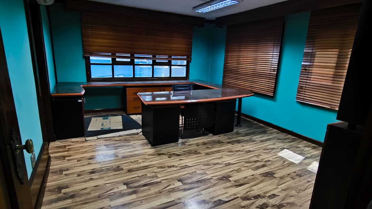 Terreno y construcción ideal para desarrollo inmobiliario en Avenida 20 de Octubre