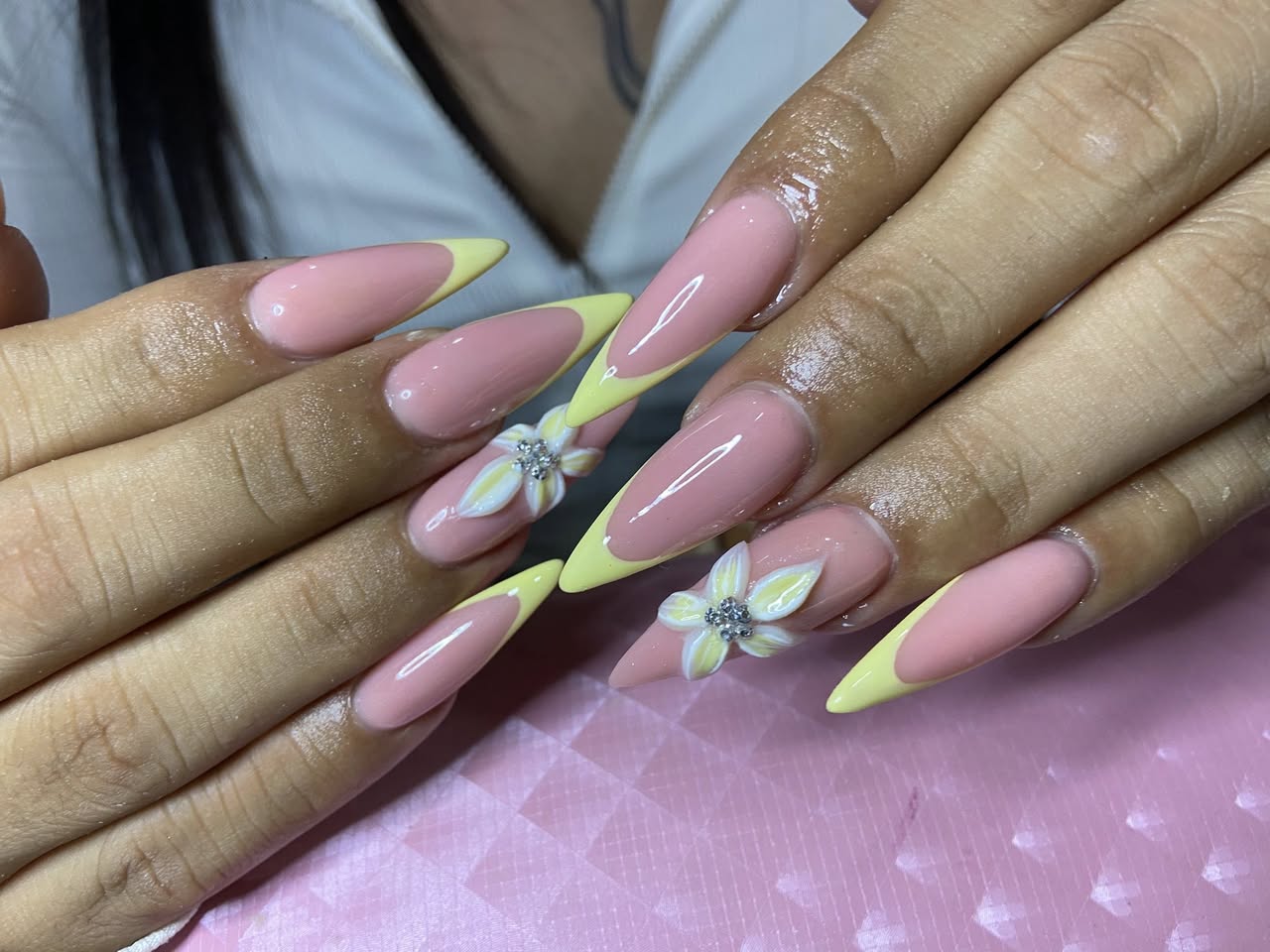 Uñas Acrílicas y Servicios de Belleza
