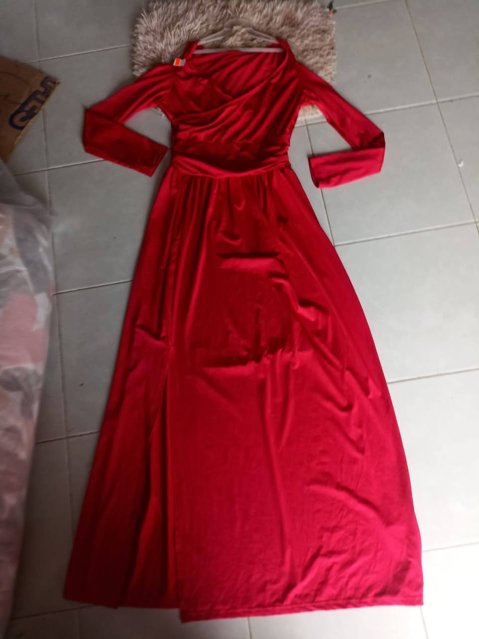 Vestido rojo bellísimo con abertura de piernas y escote en hombros
