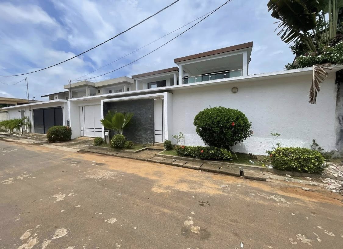 Villa Dúplex en Venta en Antigua Vía de Bassam