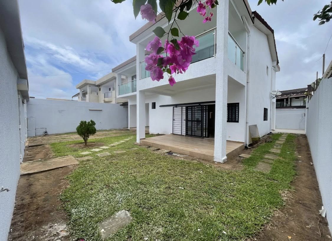 Villa Dúplex en Venta en Antigua Vía de Bassam