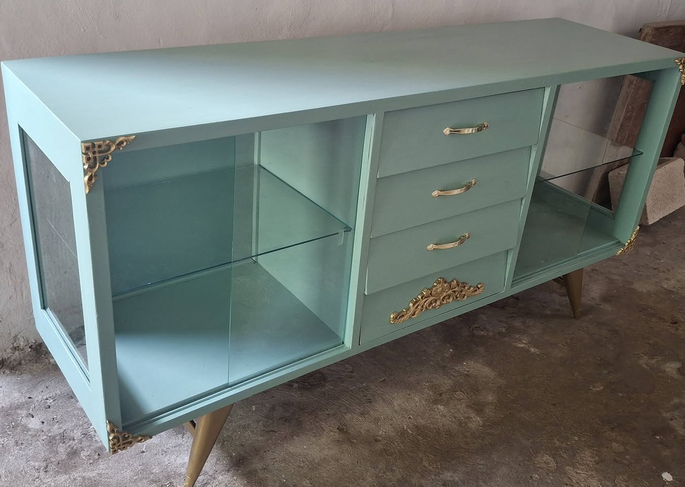 Vitrina antigua de madera de cedro recién pintada con medidas detalladas