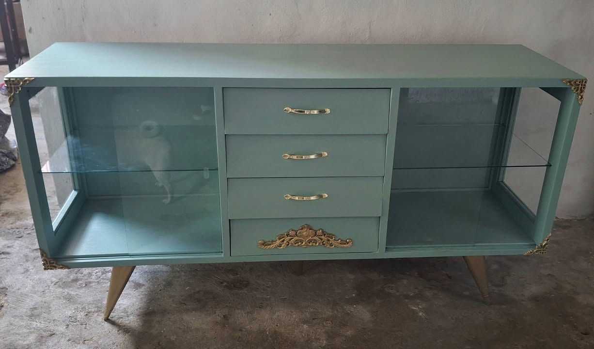 Vitrina antigua de madera de cedro recién pintada con medidas detalladas