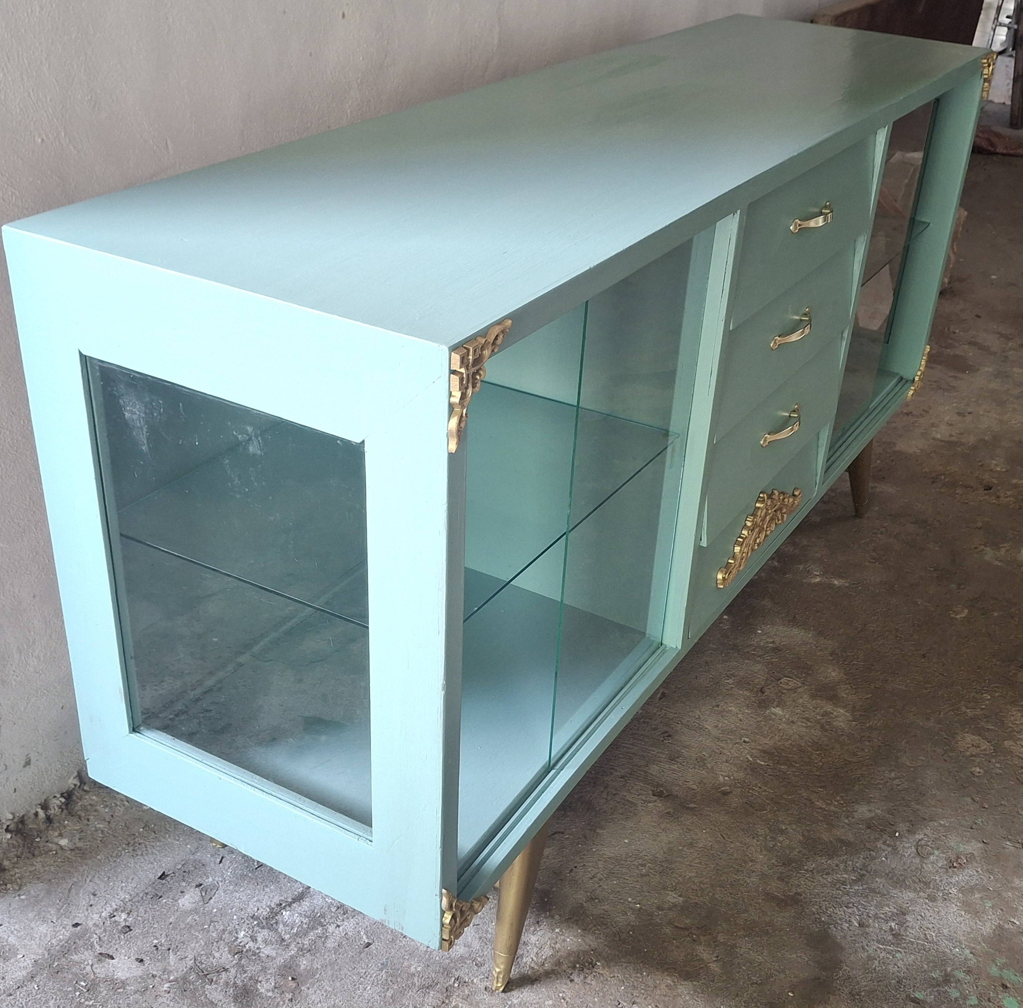 Vitrina antigua de madera de cedro recién pintada con medidas detalladas