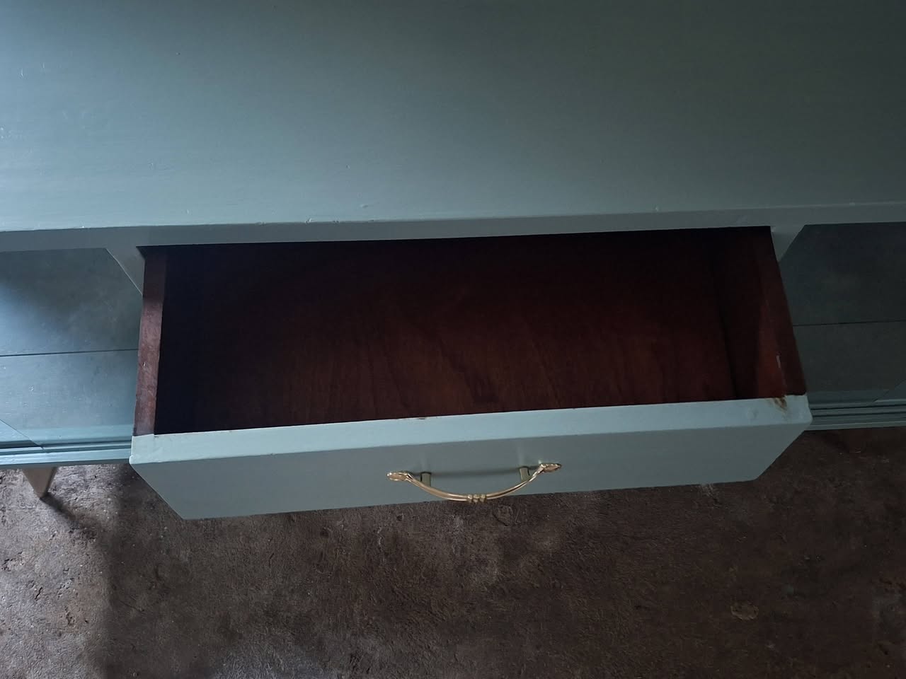 Vitrina antigua de madera de cedro recién pintada con medidas detalladas