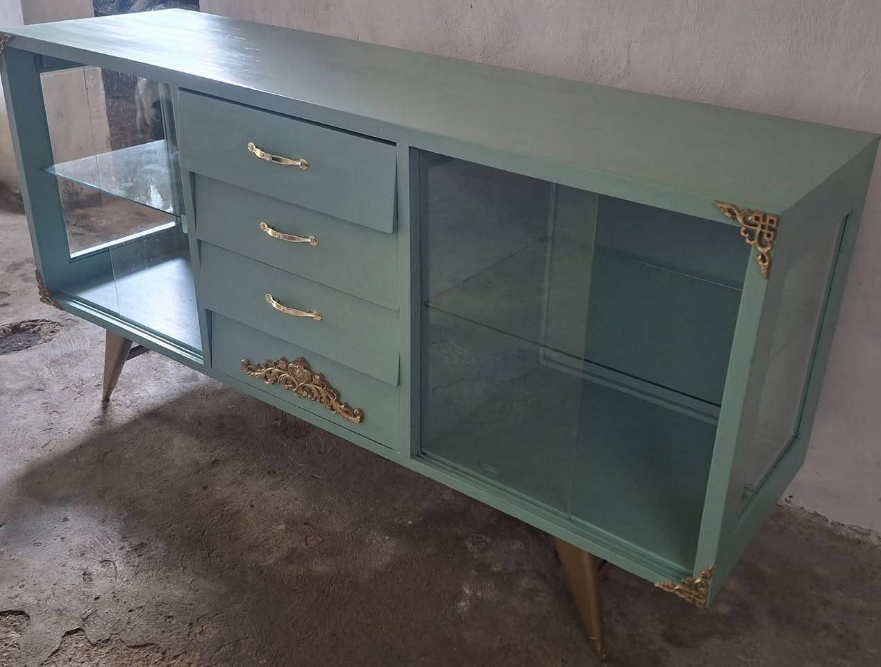 Vitrina antigua de madera de cedro recién pintada con medidas detalladas
