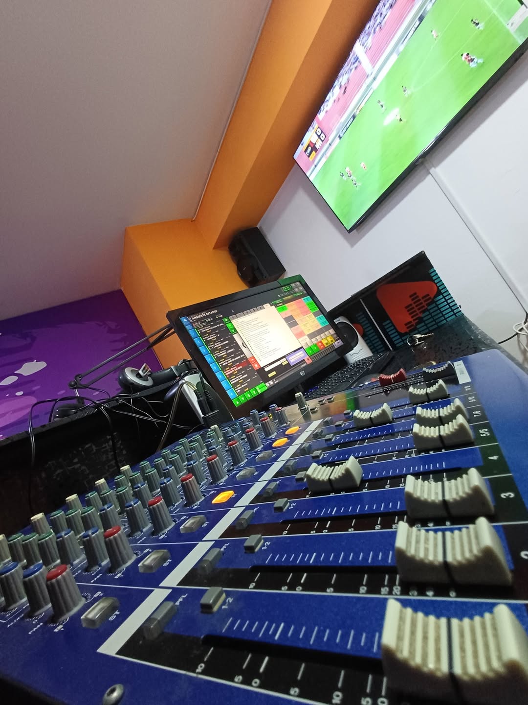 Cien años de radio en Venezuela: un siglo de voz e historia