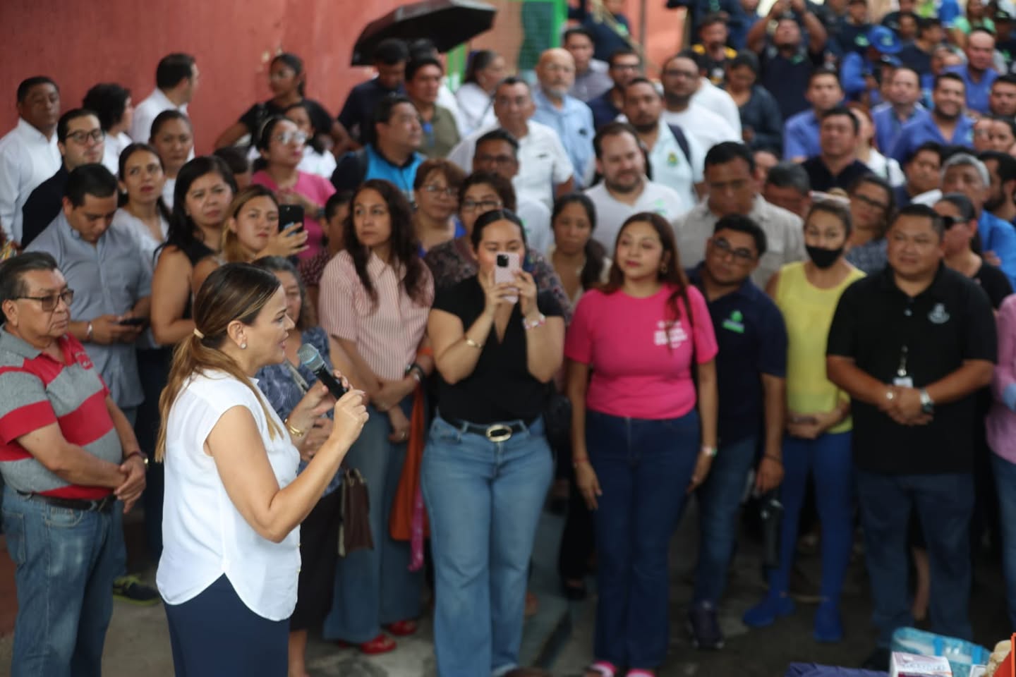 Reconoce Cecilia Patrón a cuadrillas que atendieron inundaciones en Mérida