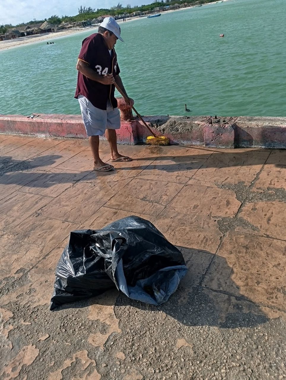 Vecinos limpian espontáneamente el muelle de Celestún
