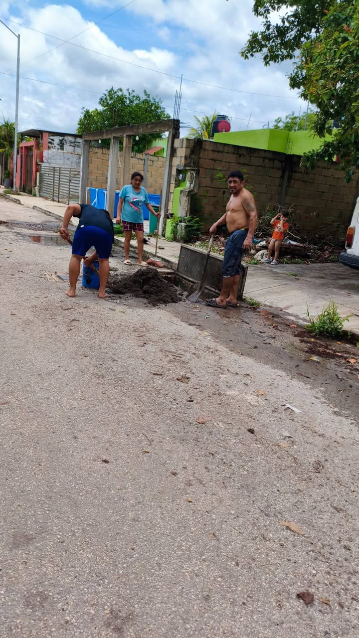 Vecinos de Fraccionamiento Santa Cruz limpian alcantarillas para prevenir inundaciones